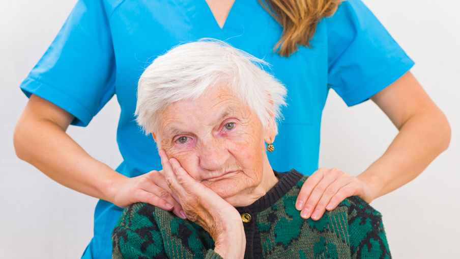 Enfermera con una anciana